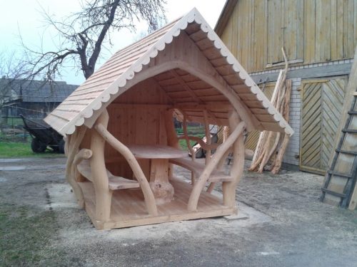 Parduodu kreivuolių pavėsinę su baldais, pavėsinė erdvi.