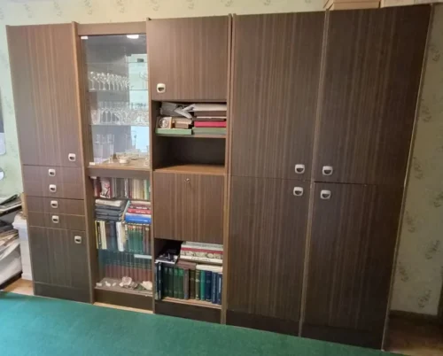 Dovanoju sekciją su stikline vitrina, tvarkinga